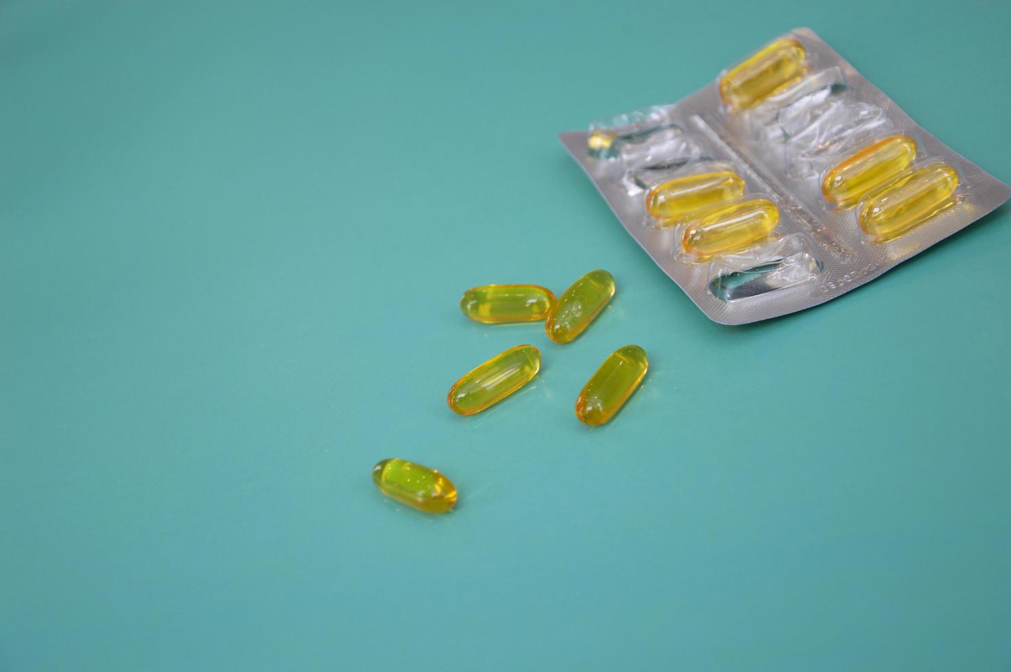 blister ouvert avec capsules jaunes oméga 3, huile de poisson avec espace vide. le concept de soins de santé, de santé. médicaments, suppléments, vitamines. photo