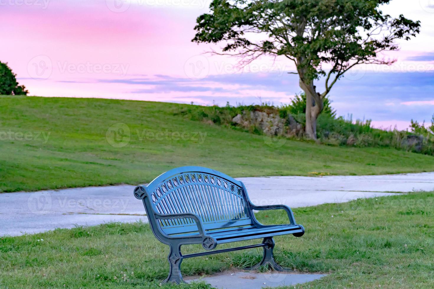 temps paisible et calme au parc avec banc au coucher du soleil photo