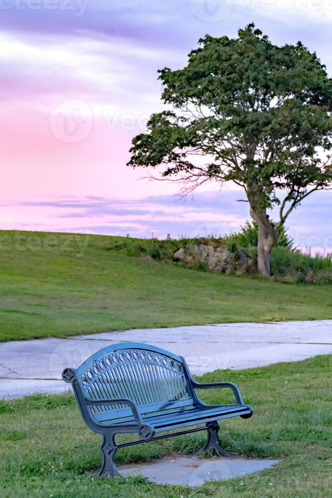 temps paisible et calme au parc avec banc au coucher du soleil photo