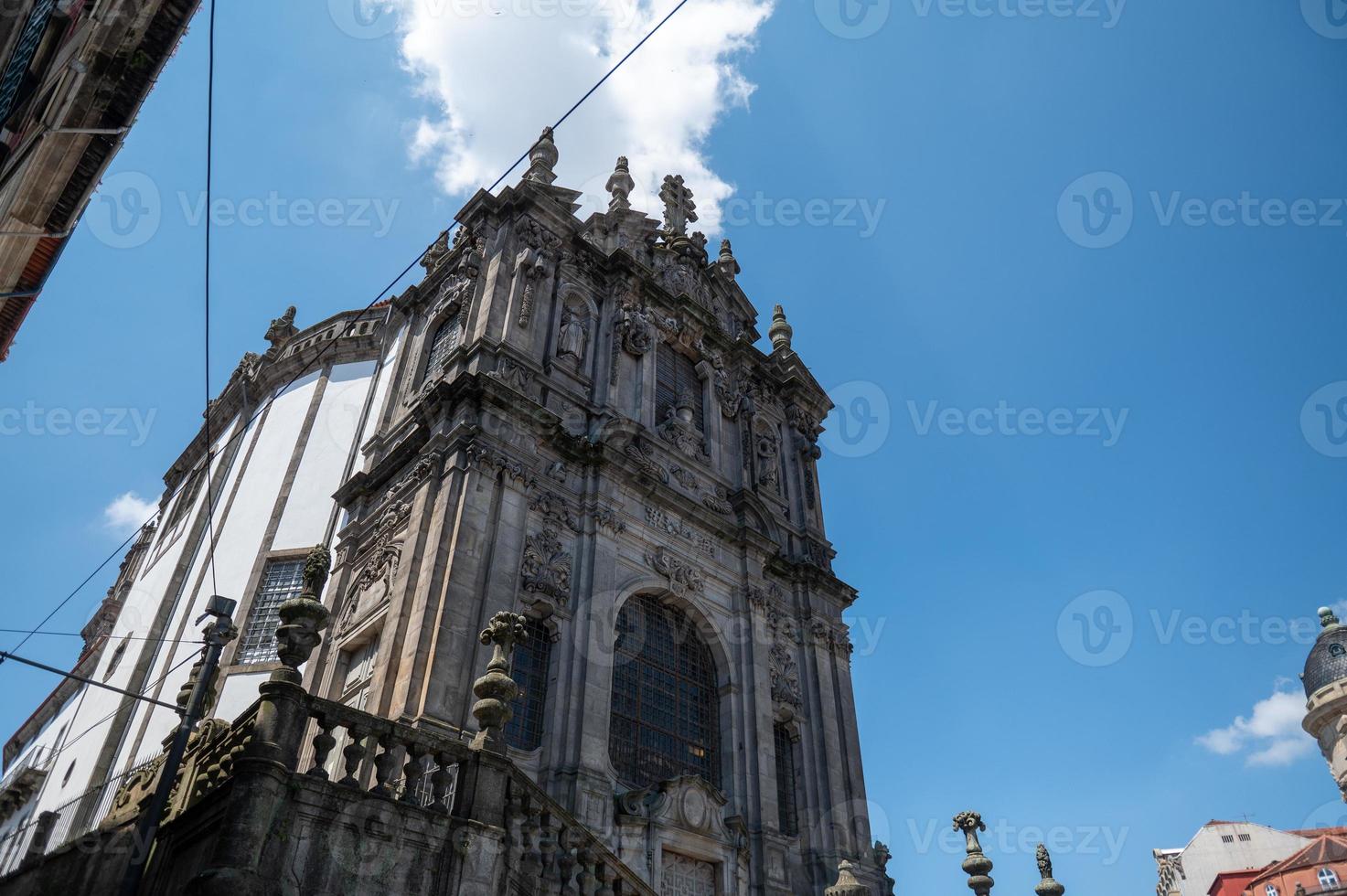 point de repère de l'église des clercs à porto, portugal à l'été 2022 photo