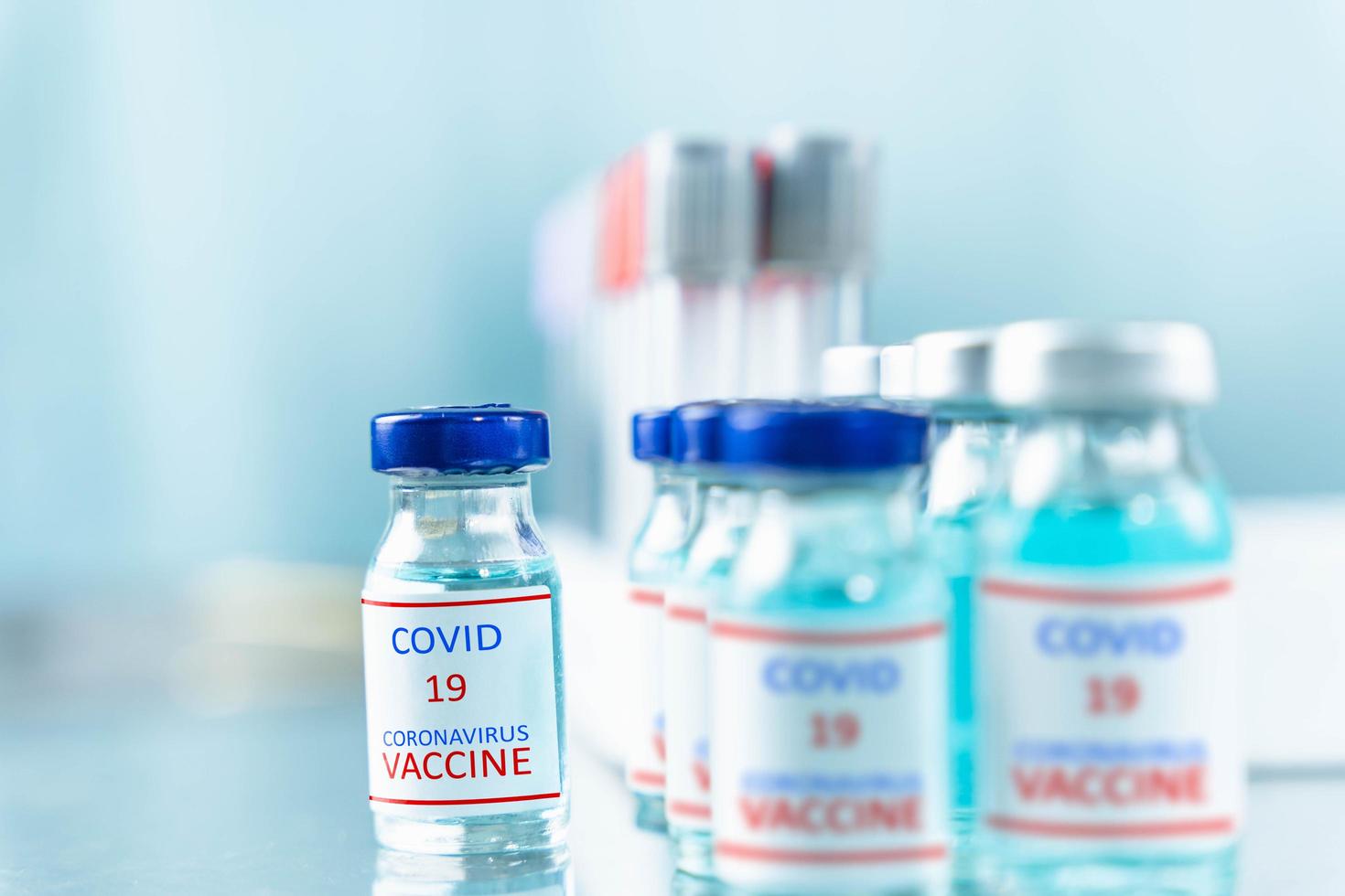 gros plan sur une bouteille de vaccin posée sur la table depuis le laboratoire scientifique, un concept d'utilisation de médicaments pour traiter et protéger la pandémie mondiale de covid-19 photo