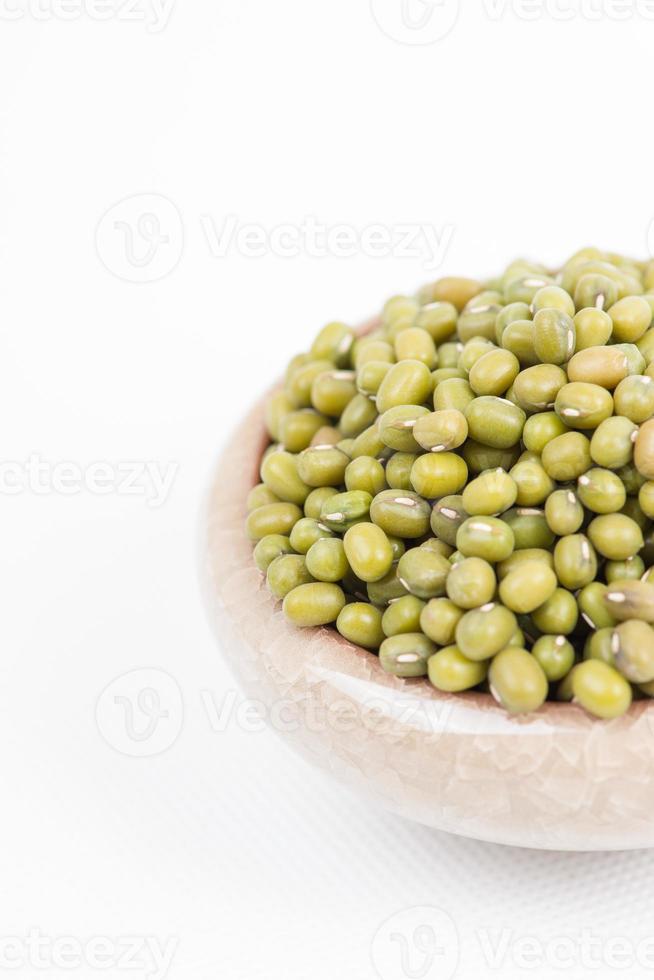 haricots mungo verts dans un bol photo