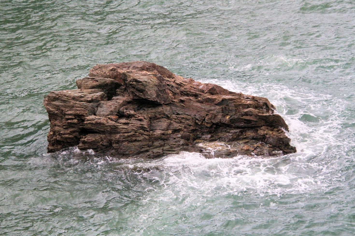 Une vue de Tintagel à Cornwall sur la côte photo