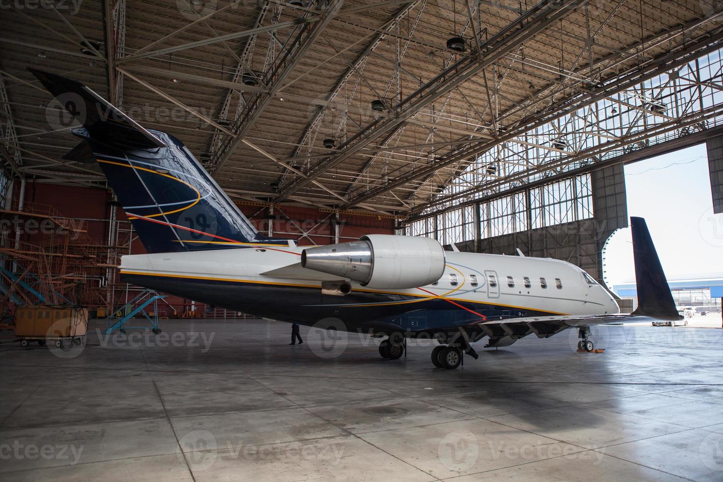 avion d'affaires reste dans le hangar. photo