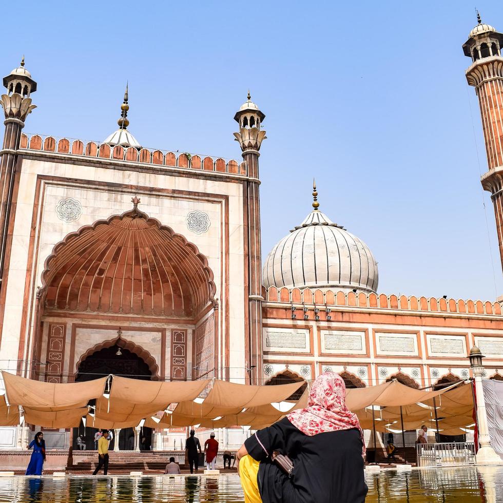 delhi, inde - 15 avril 2022 - touristes indiens non identifiés visitant jama masjid pendant la saison de ramzan, à delhi 6, inde. jama masjid est la plus grande et peut-être la plus magnifique mosquée de l'inde photo