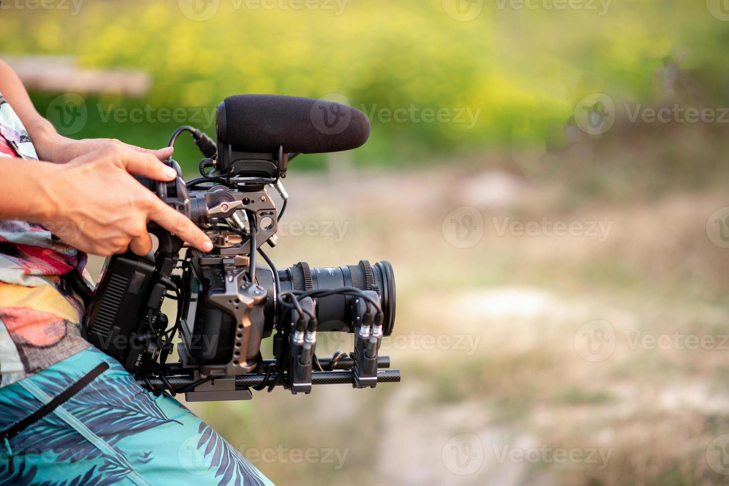 caméra pour filmer des films et des publicités dans le jardin fleuri photo