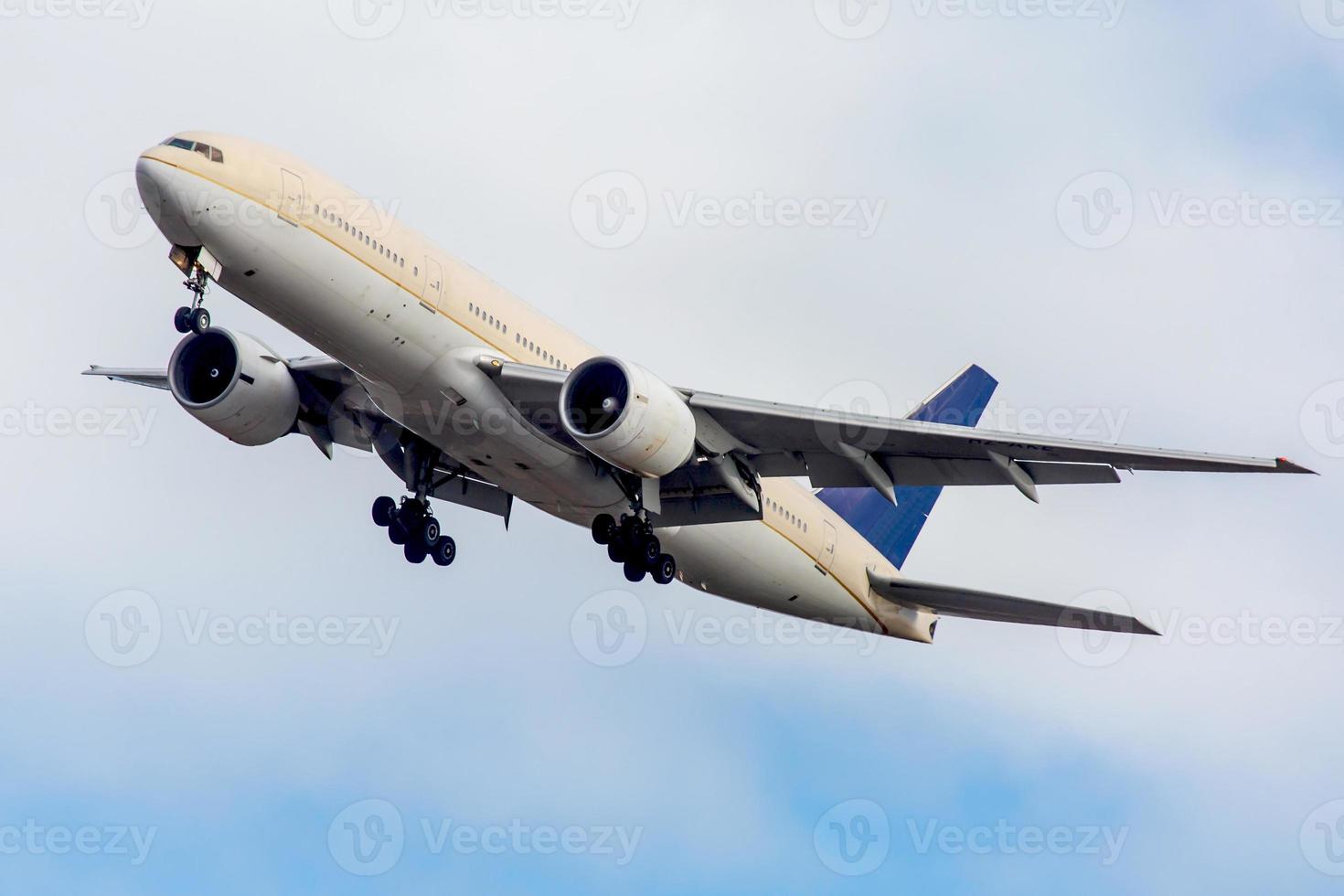 avion de passagers contre le ciel bleu nuageux photo