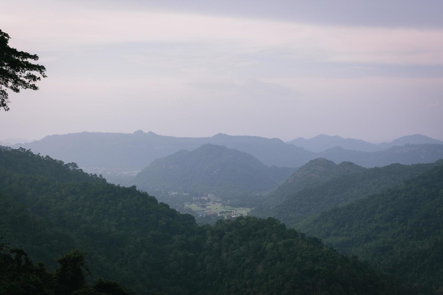 belle nature, ciel, arbres, ambiance de soirée au parc national de khao yai, thaïlande photo