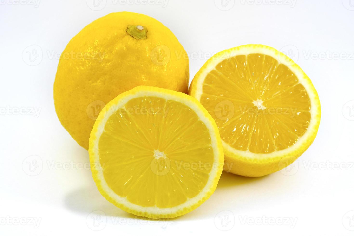 tranche de citron isolé sur fond blanc avec un tracé de détourage. photo