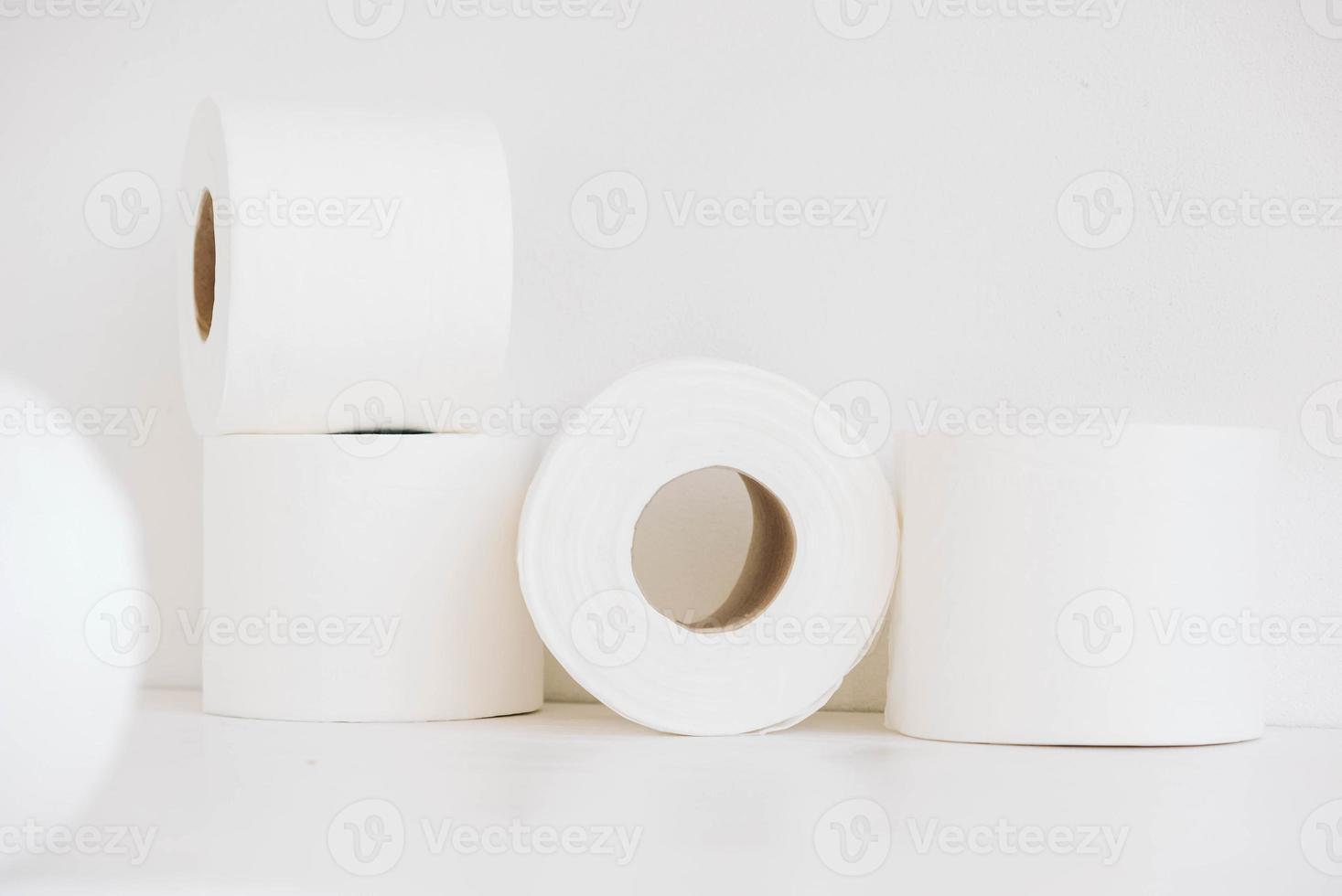 rouleaux de papier toilette blanc sur fond blanc photo