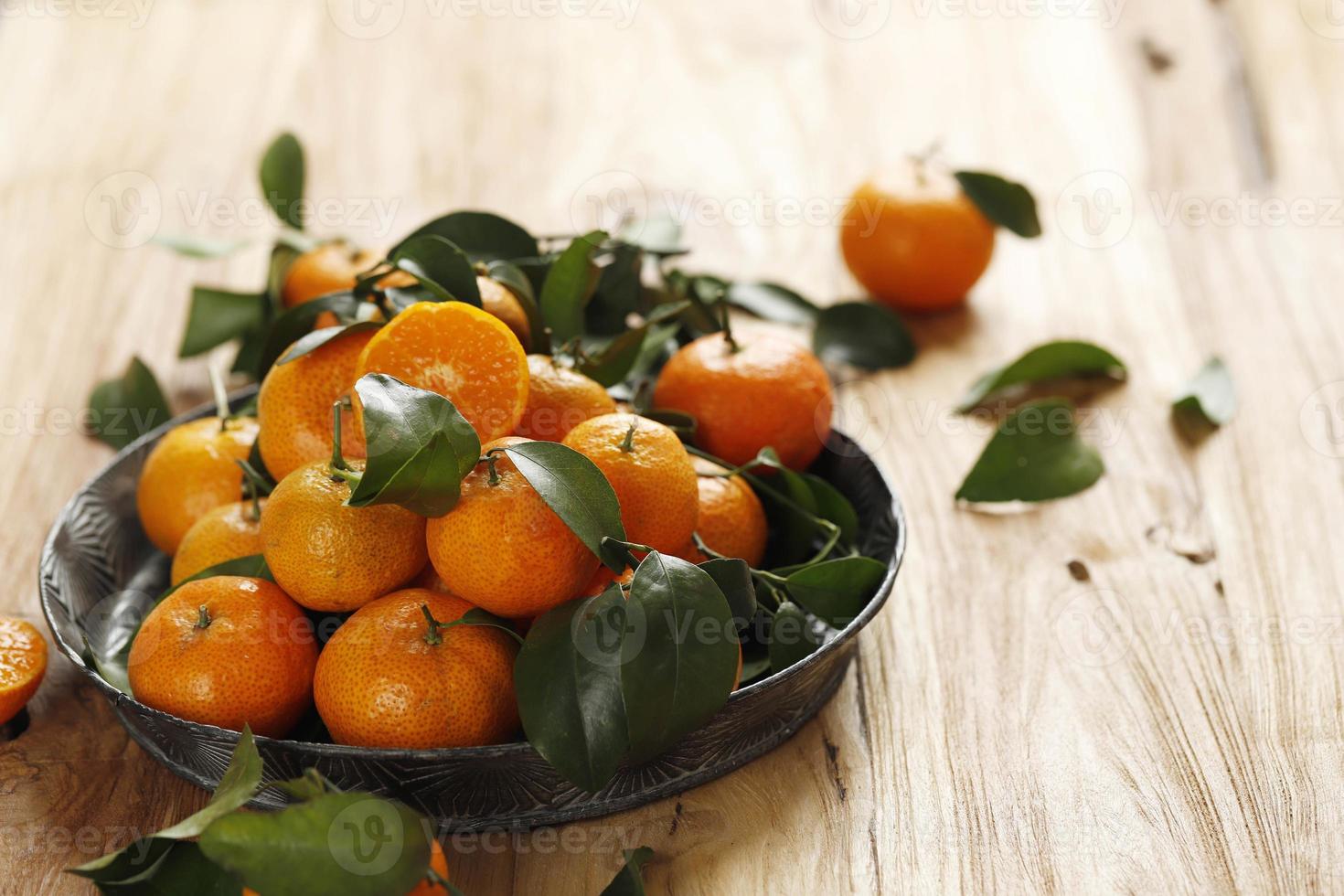 mandarine pour le nouvel an chinois imlek, servi sur une table en bois photo