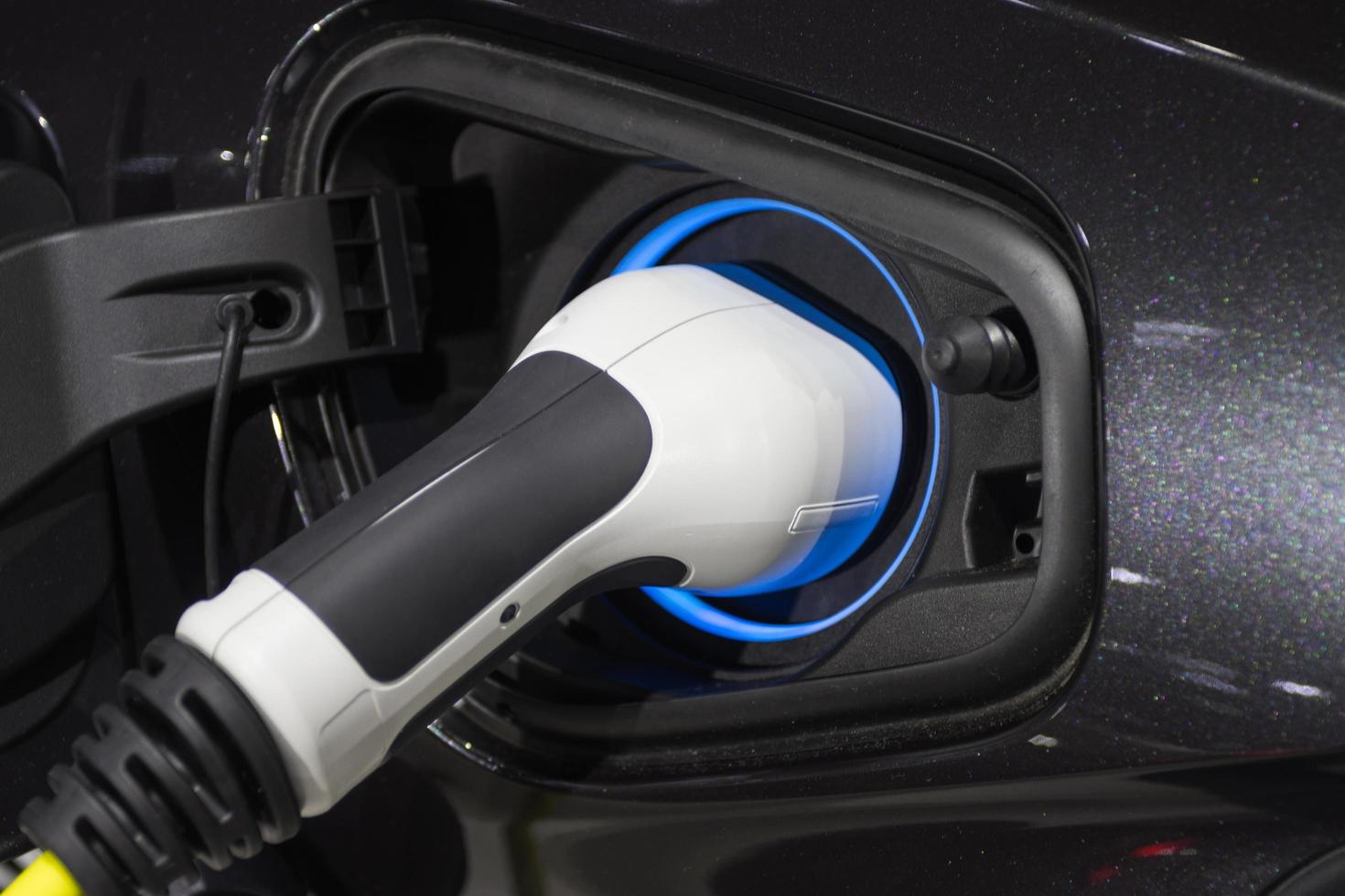 la charge de la batterie de la voiture les nouvelles innovations automobiles l'alimentation électrique branchée sur une voiture électrique en cours de charge photo