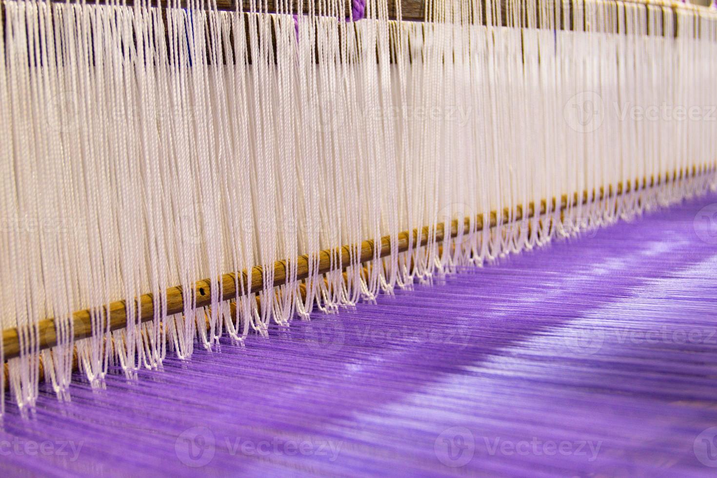 tissage de métier à tisser domestique - détail du métier à tisser pour la production artisanale de soie ou de textile de thaïlande photo