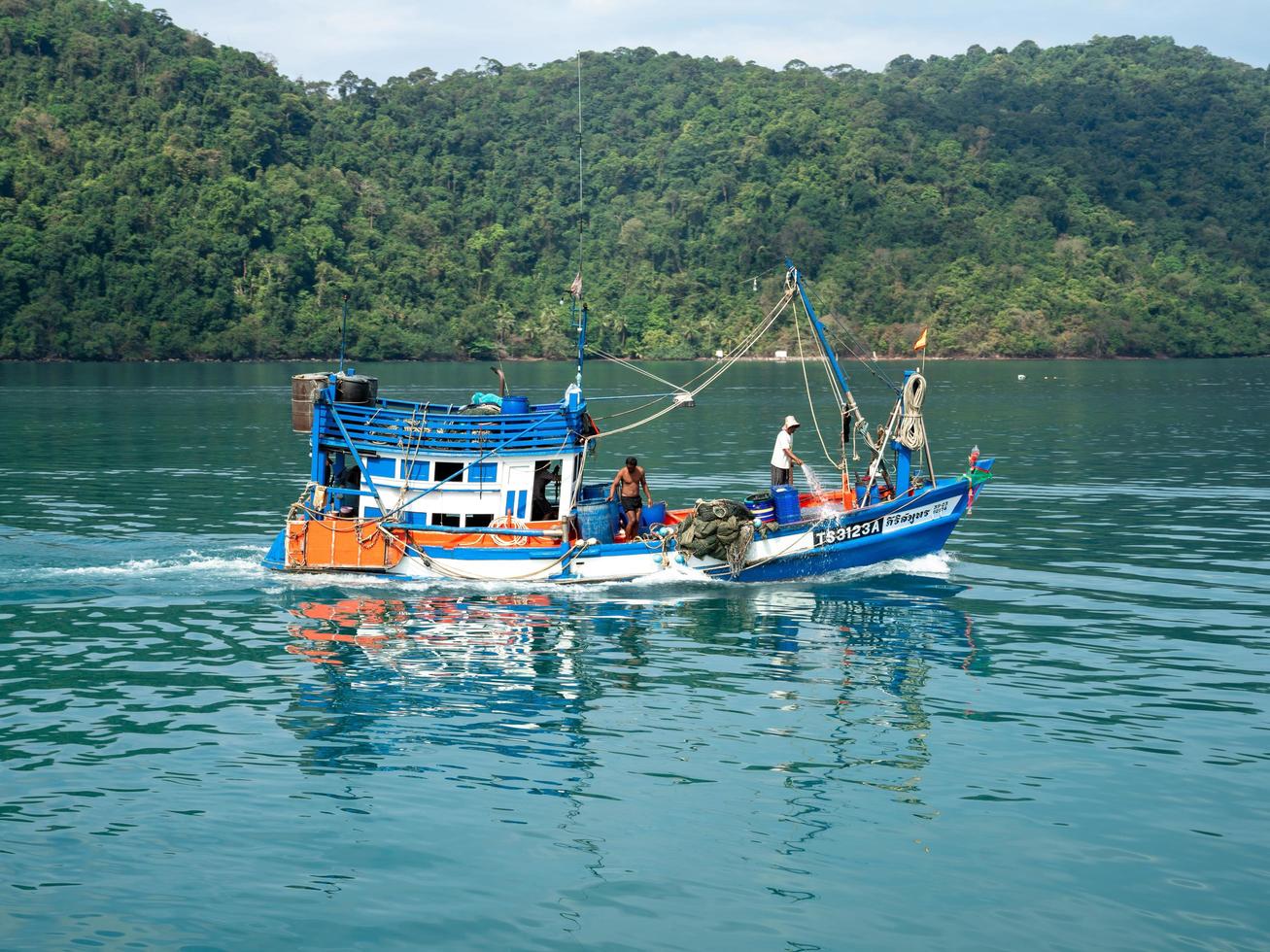 trat, thaïlande - 1er mars 2021 bateau de pêche se déplaçant dans l'île verte de la mer bleue en thaïlande photo