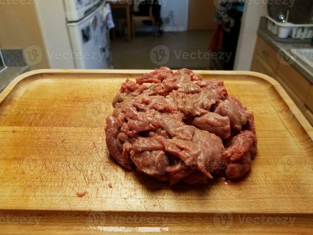 boeuf cru sur une planche à découper en bois dans la cuisine photo