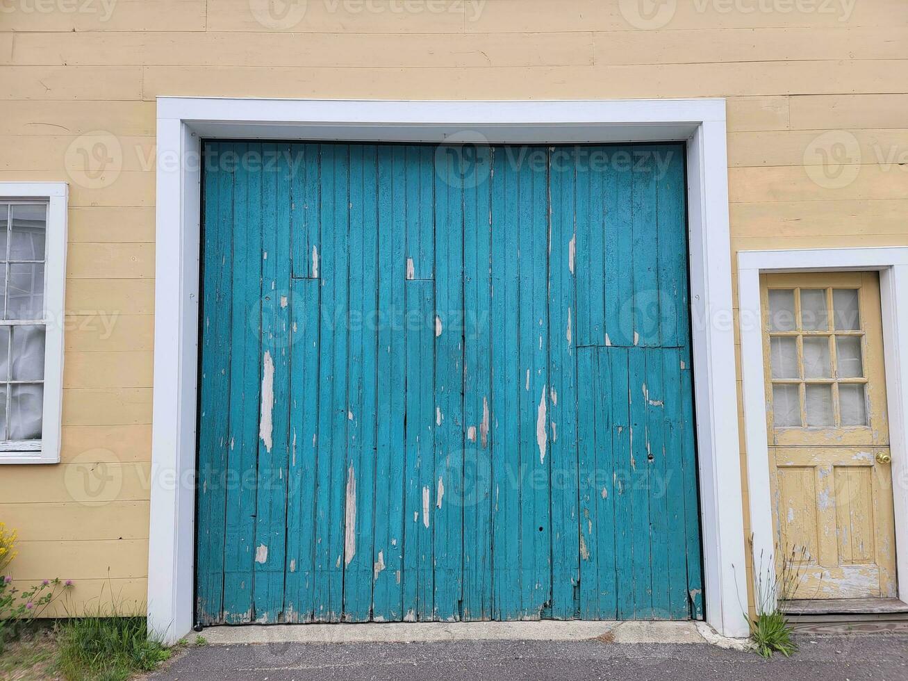 porte de garage bleue avec peinture écaillée et écaillée photo