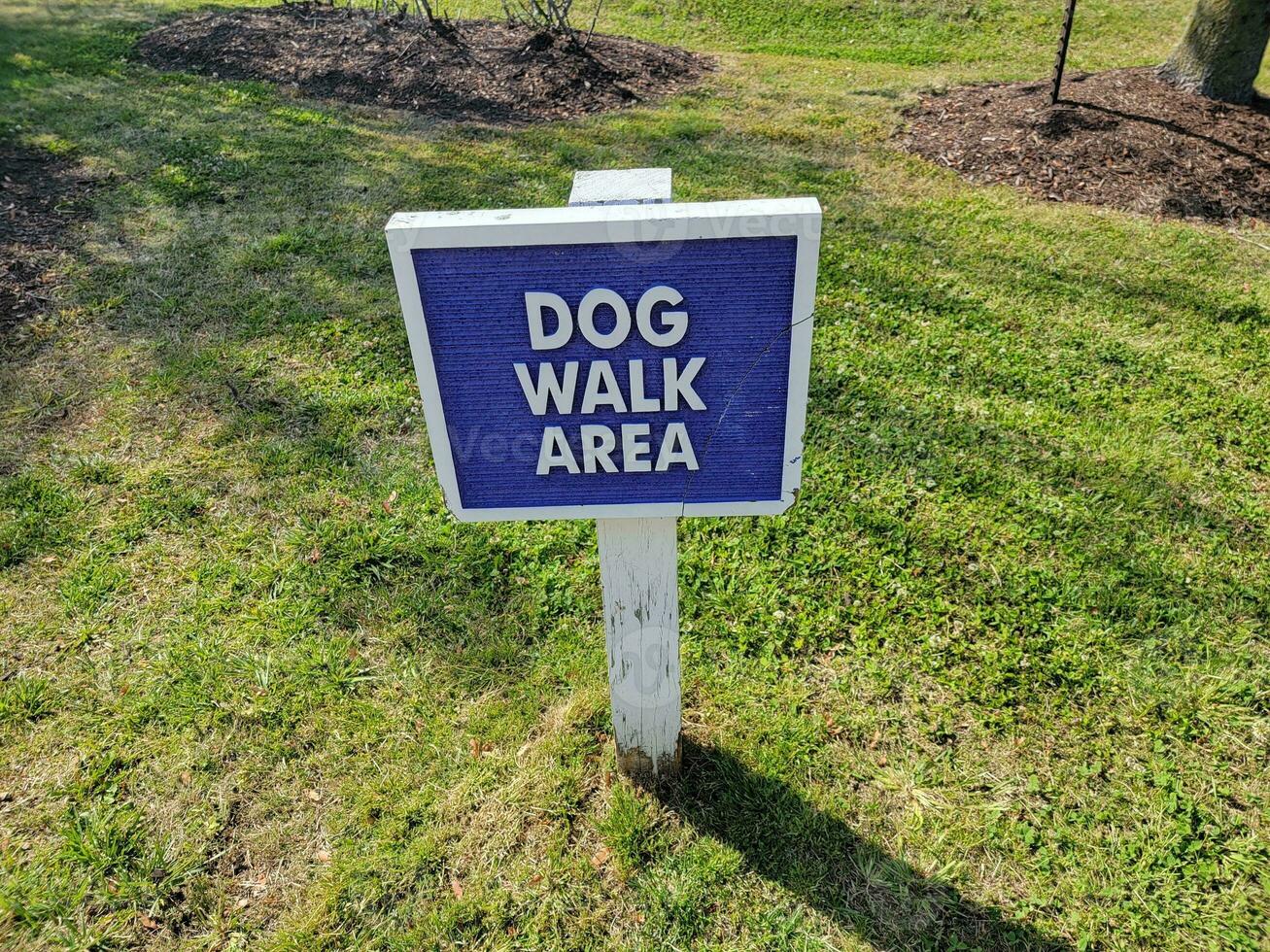 Panneau bleu de la zone de promenade des chiens sur l'herbe ou la pelouse photo