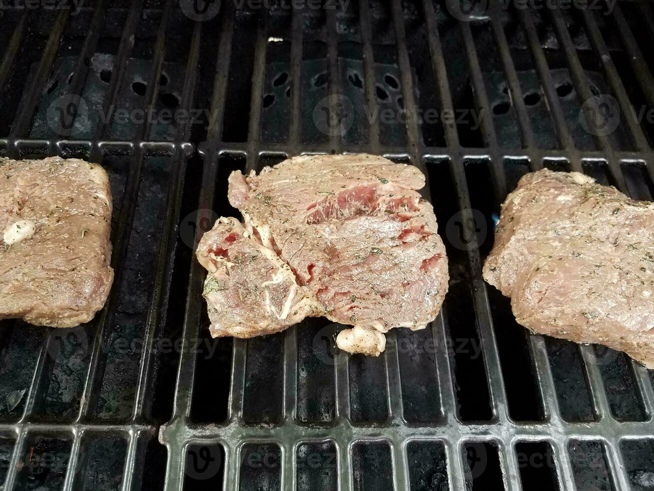 Viande de boeuf ou steak cuit sur le gril du barbecue photo