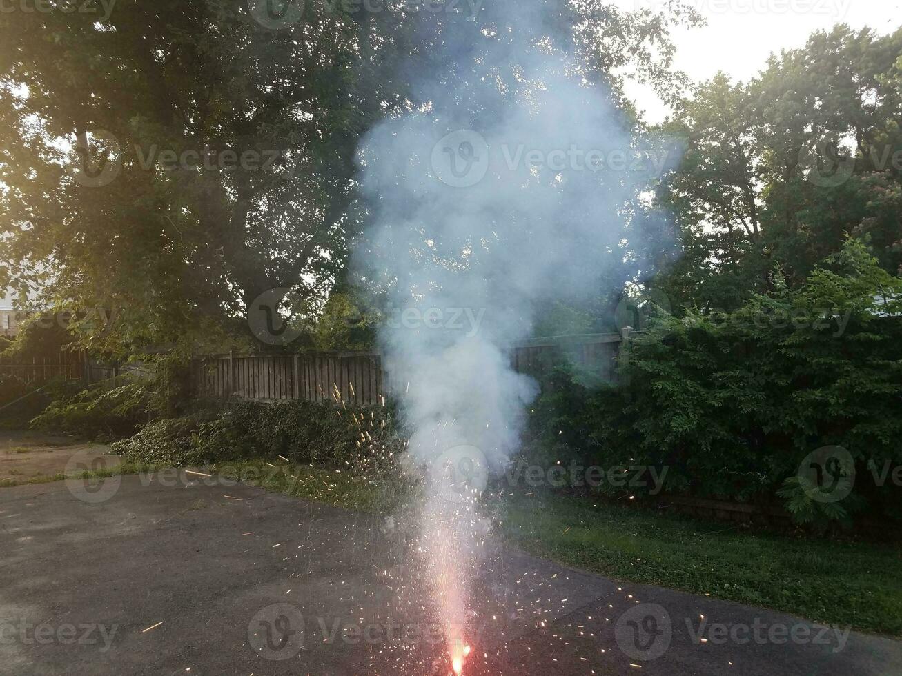 feux d'artifice colorés allumés sur l'allée asphaltée avec de la fumée photo