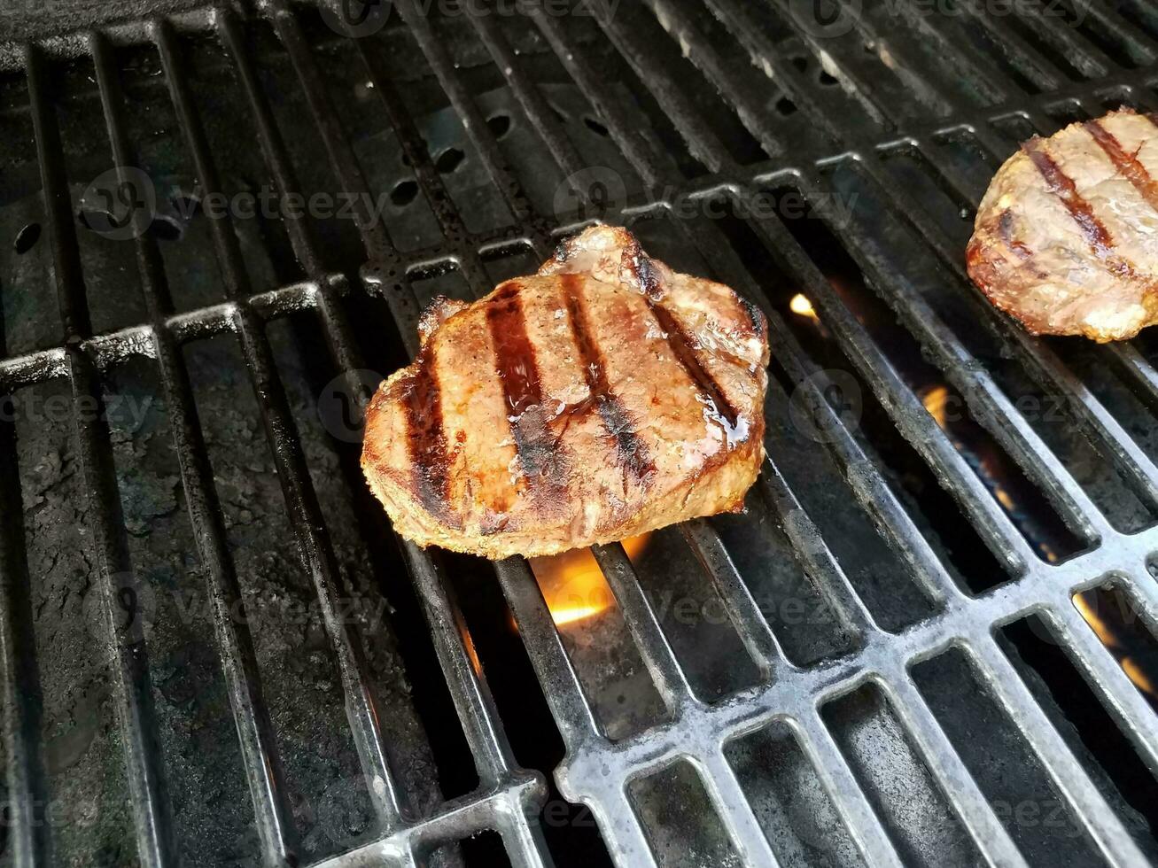 grillades de viande de steak sur des barres de barbecue photo