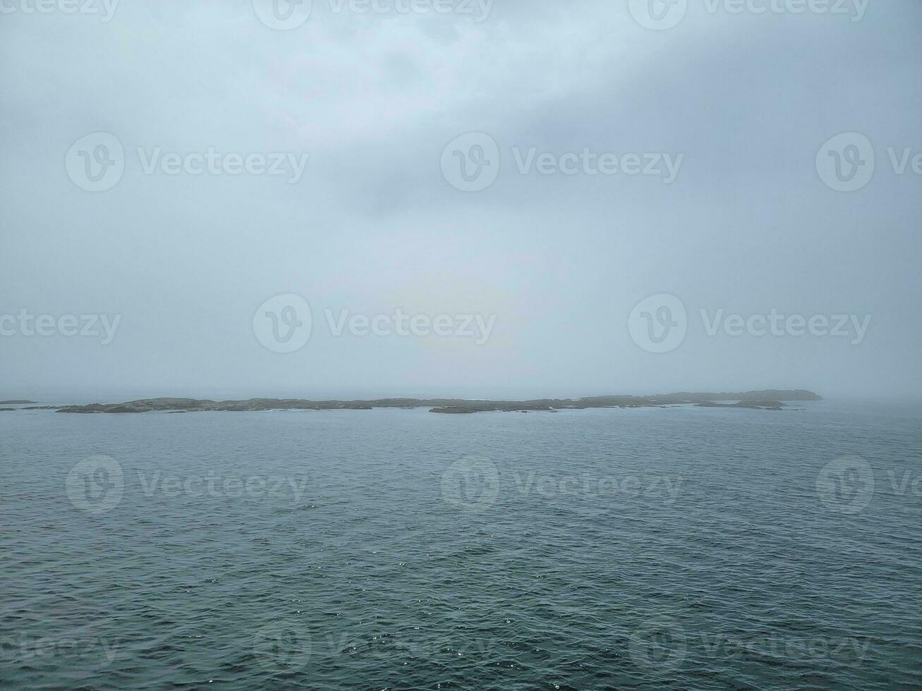 rivage rocheux sur la côte dans le maine avec de l'eau et des nuages photo