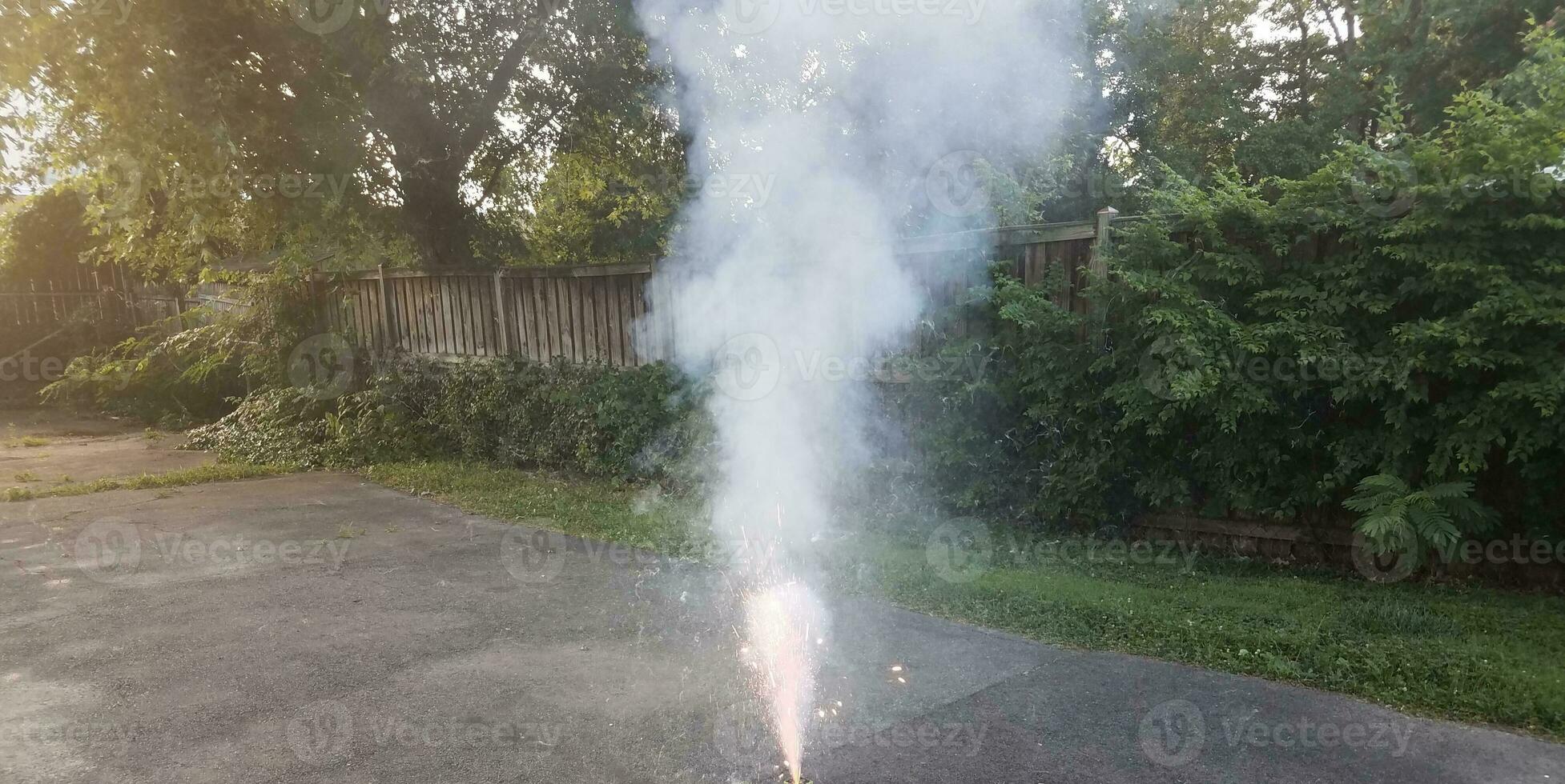 feux d'artifice colorés allumés sur l'allée asphaltée avec de la fumée photo