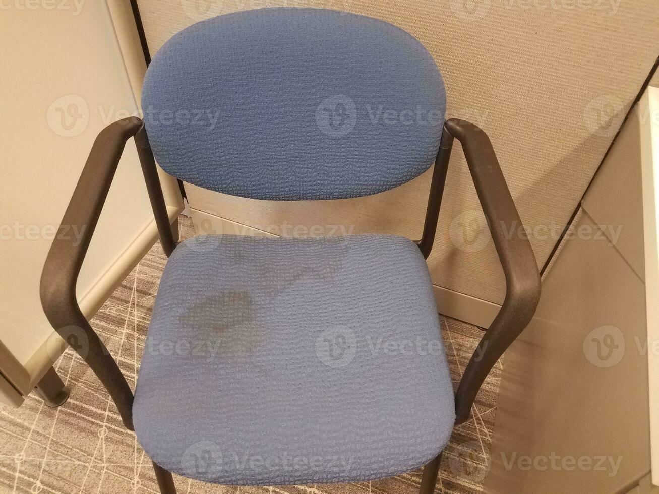 chaise de bureau bleue avec des taches sur la moquette grise dans la cabine photo