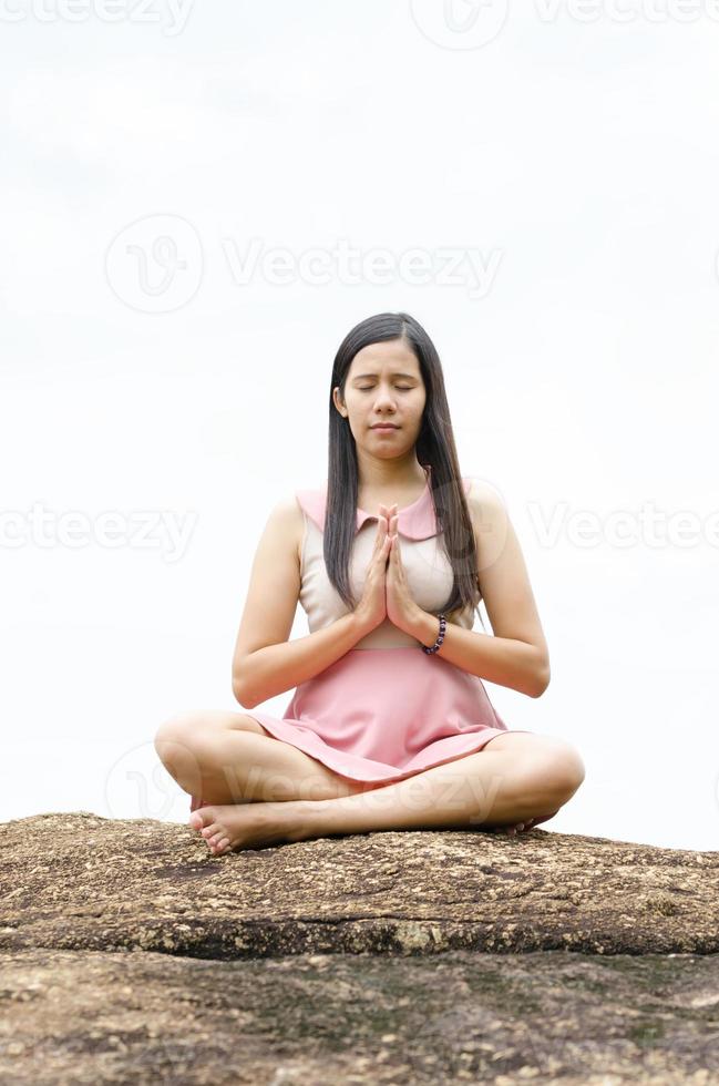 méditation femme sur la montagne. photo