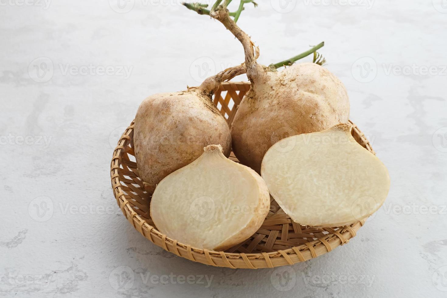 jicama ou bengkoang frais, tubercules blancs qui peuvent être consommés en salade ou pour les masques faciaux. aliments prébiotiques, santé intestinale. photo