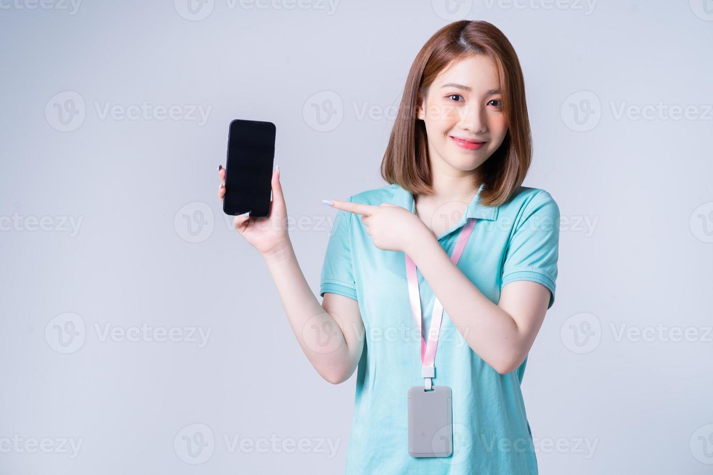 portrait de jeune femme d'affaires asiatique sur fond blanc photo