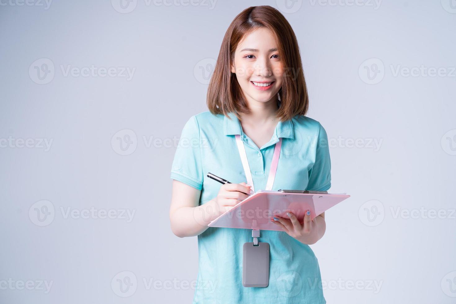 portrait de jeune femme d'affaires asiatique sur fond blanc photo