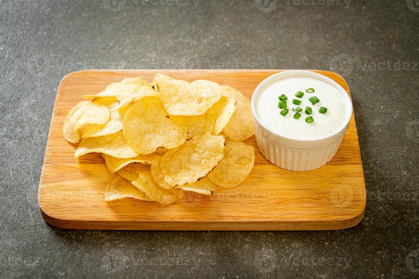 chips de pommes de terre à la crème sure photo