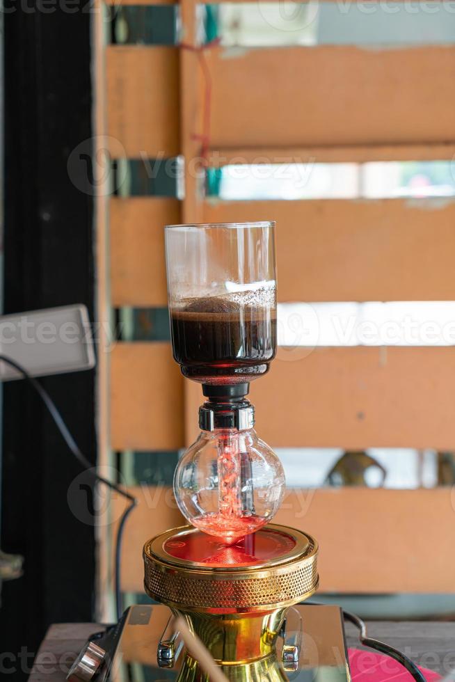 cafetière classique à siphon dans un café photo
