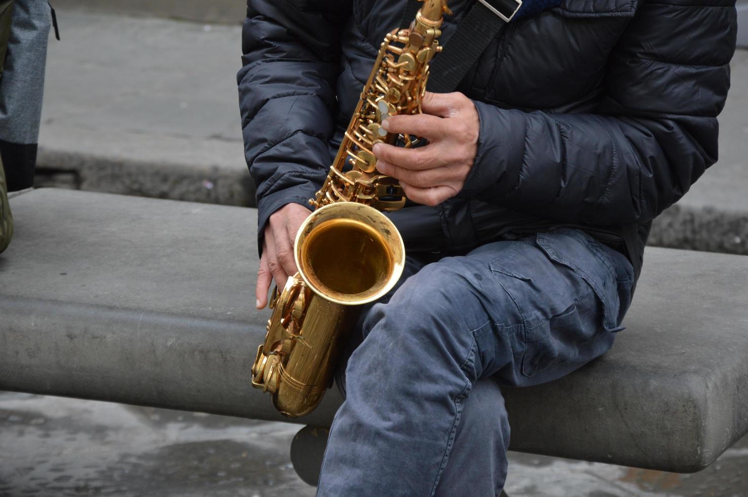 un musicien de rue joue dans la rue photo