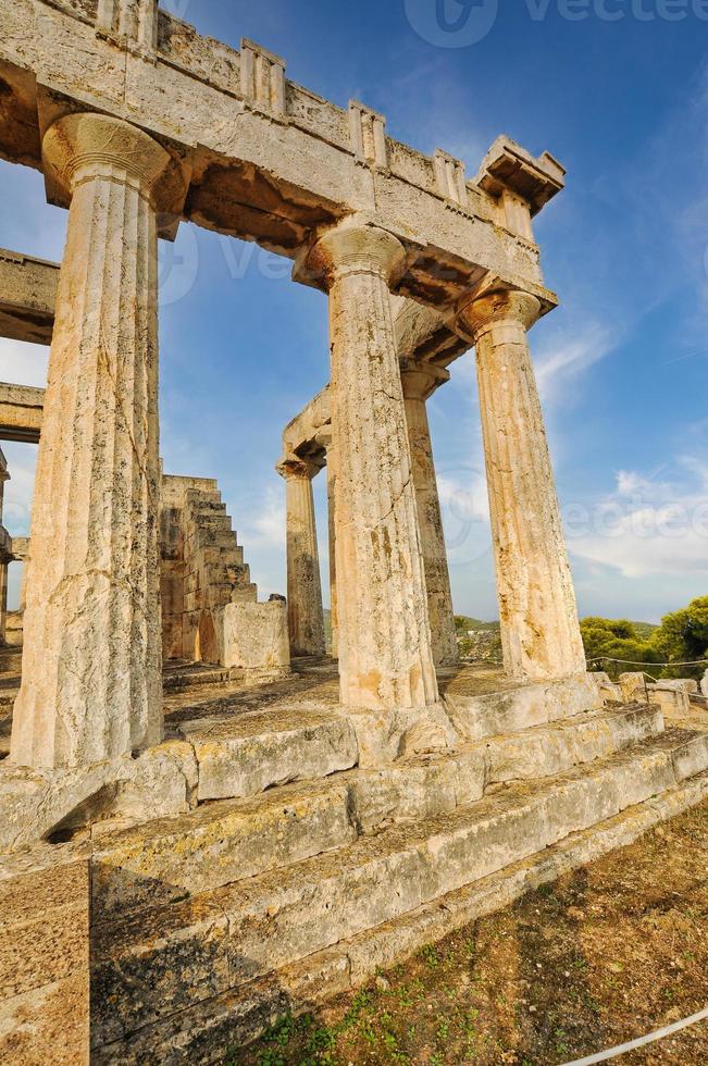 Le temple d'Aphaia dédié à la déesse Aphaia sur l'île grecque d'Aigina photo