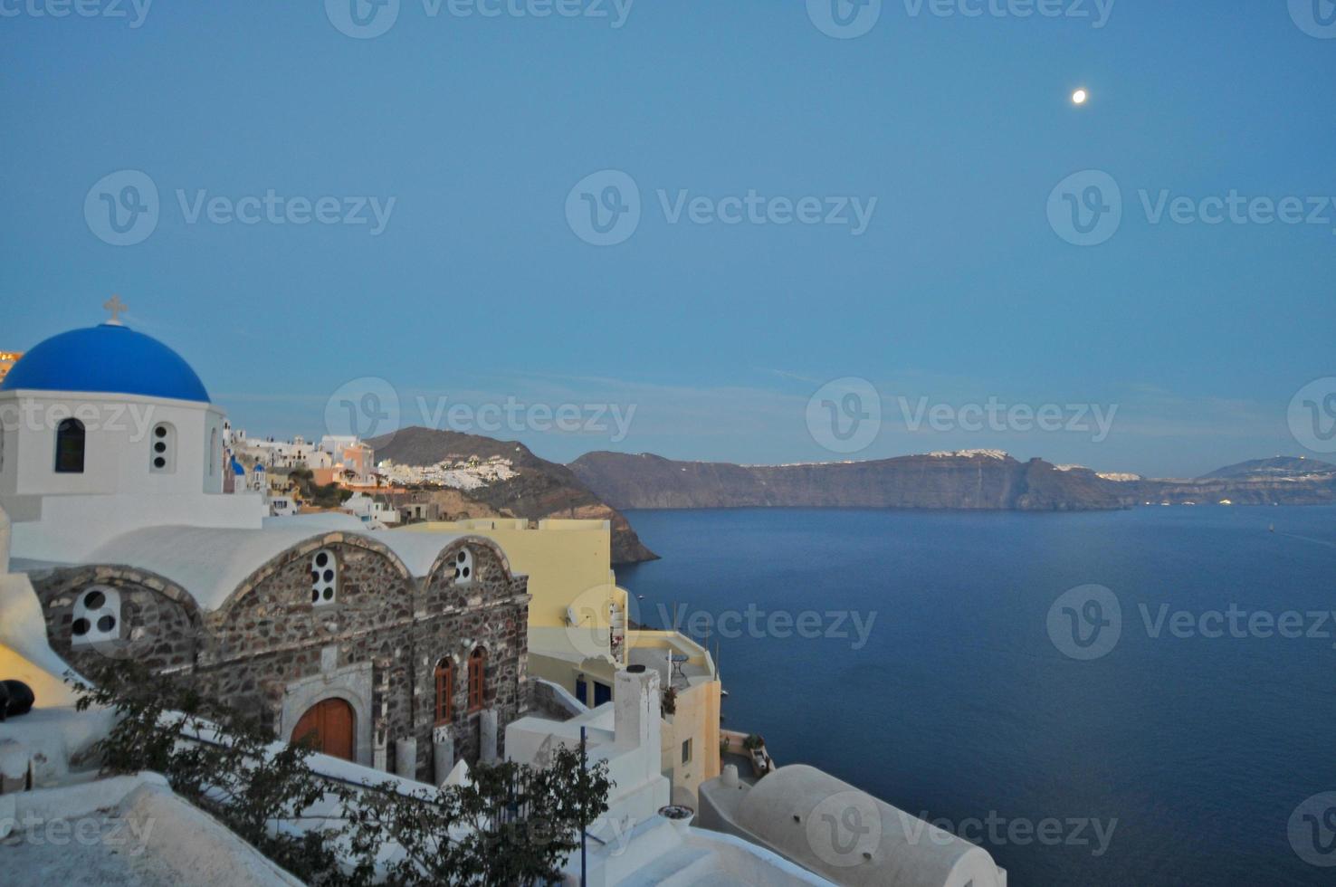 vue sur la ville d'oia sur l'île de santorin en grèce - paysage grec photo