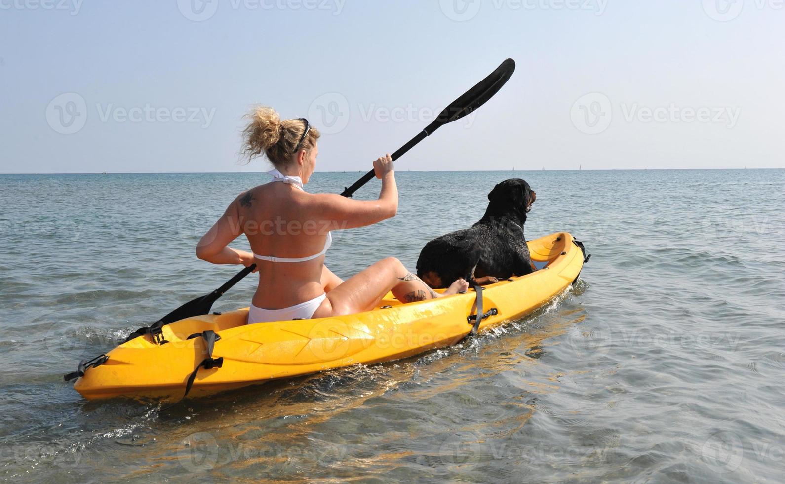 femme et og sur un kayak photo