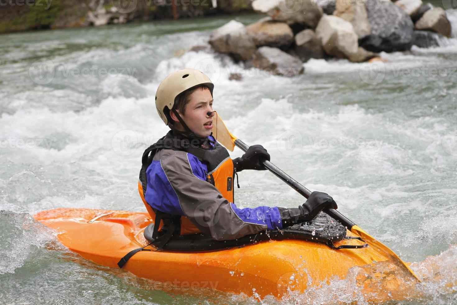 jeune mâle kayak d'eau vive photo