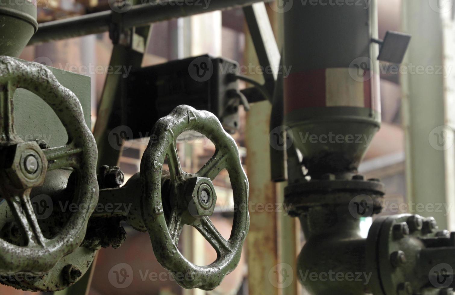 Vanne altérée dans une usine sidérurgique abandonnée photo