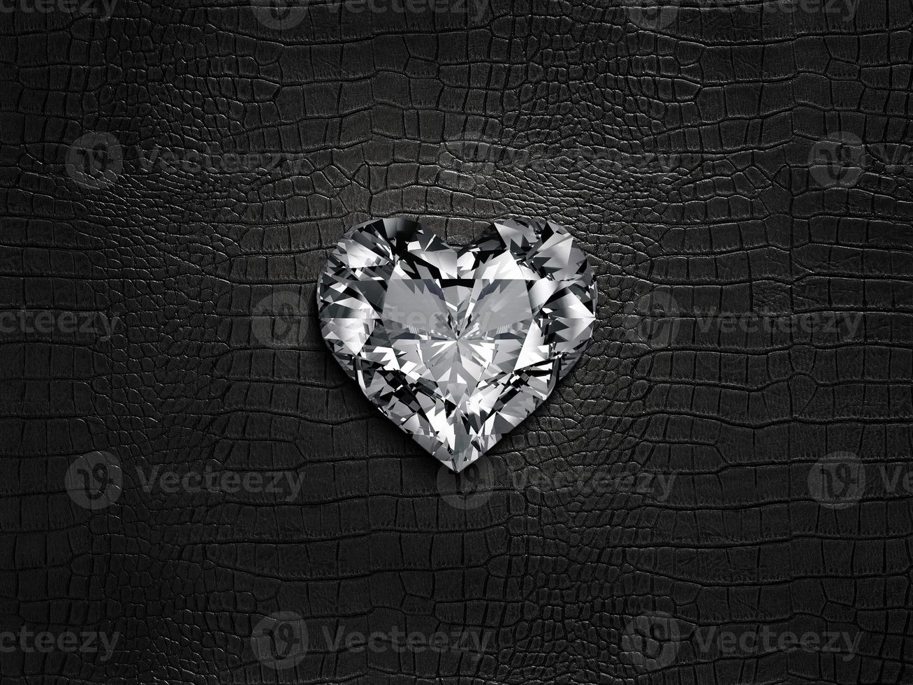 diamant en forme de coeur, sur un fond en cuir noir photo