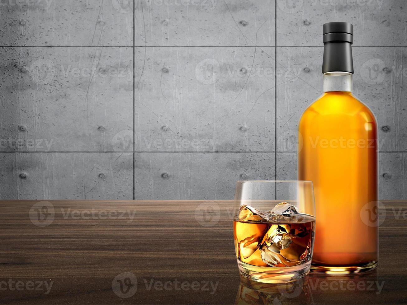 bouteille de whisky avec verre sur comptoir en bois. fond de ciment photo