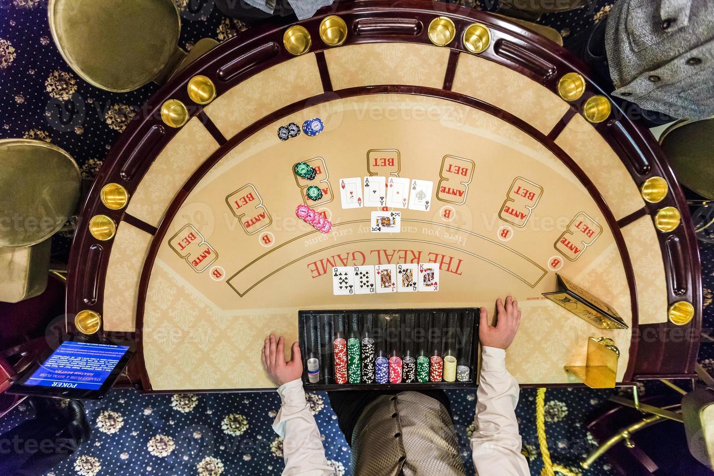 jetons de jeu et cartes sur une table de jeu roulette photo