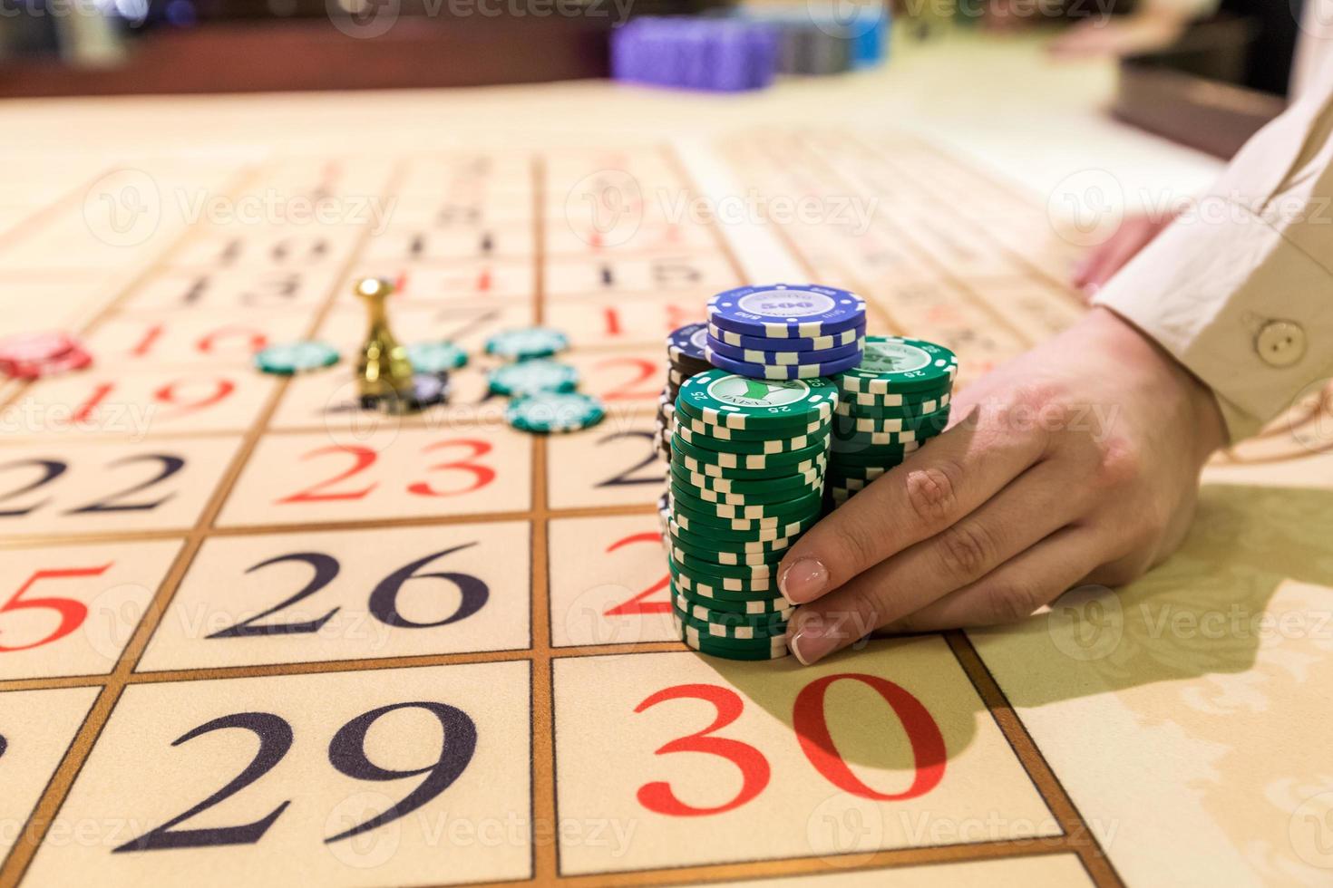 Jetons de jeu sur une roulette de table de jeu photo