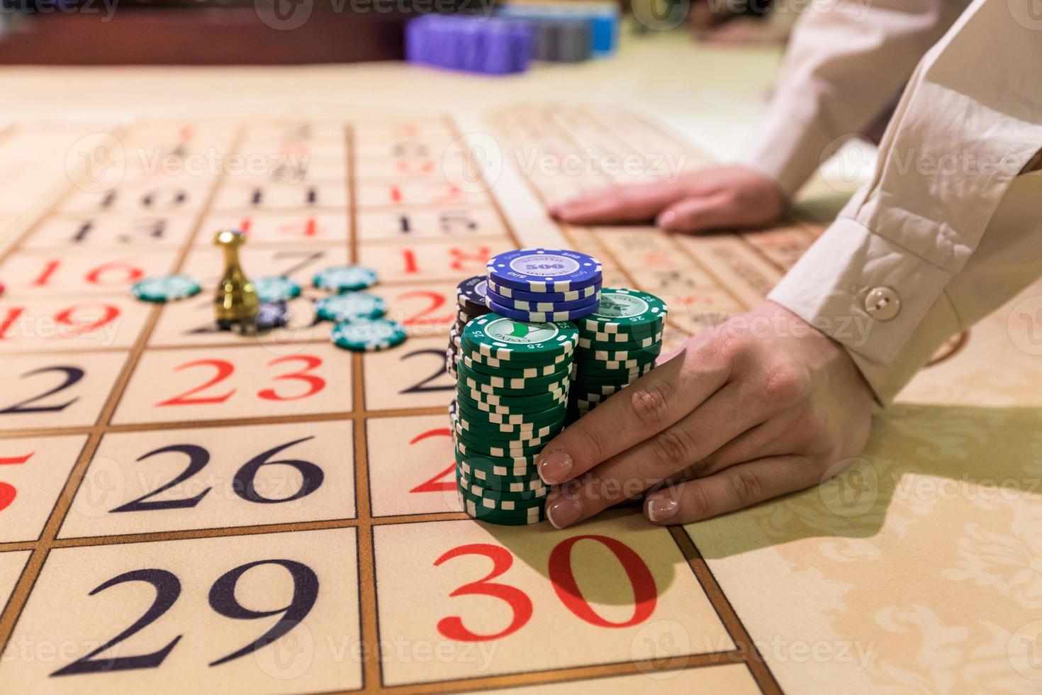 Jetons de jeu sur une roulette de table de jeu photo