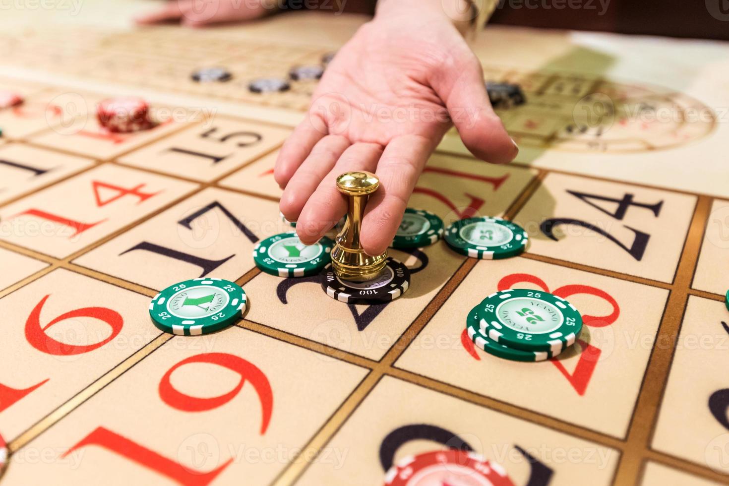 Jetons de jeu sur une roulette de table de jeu photo