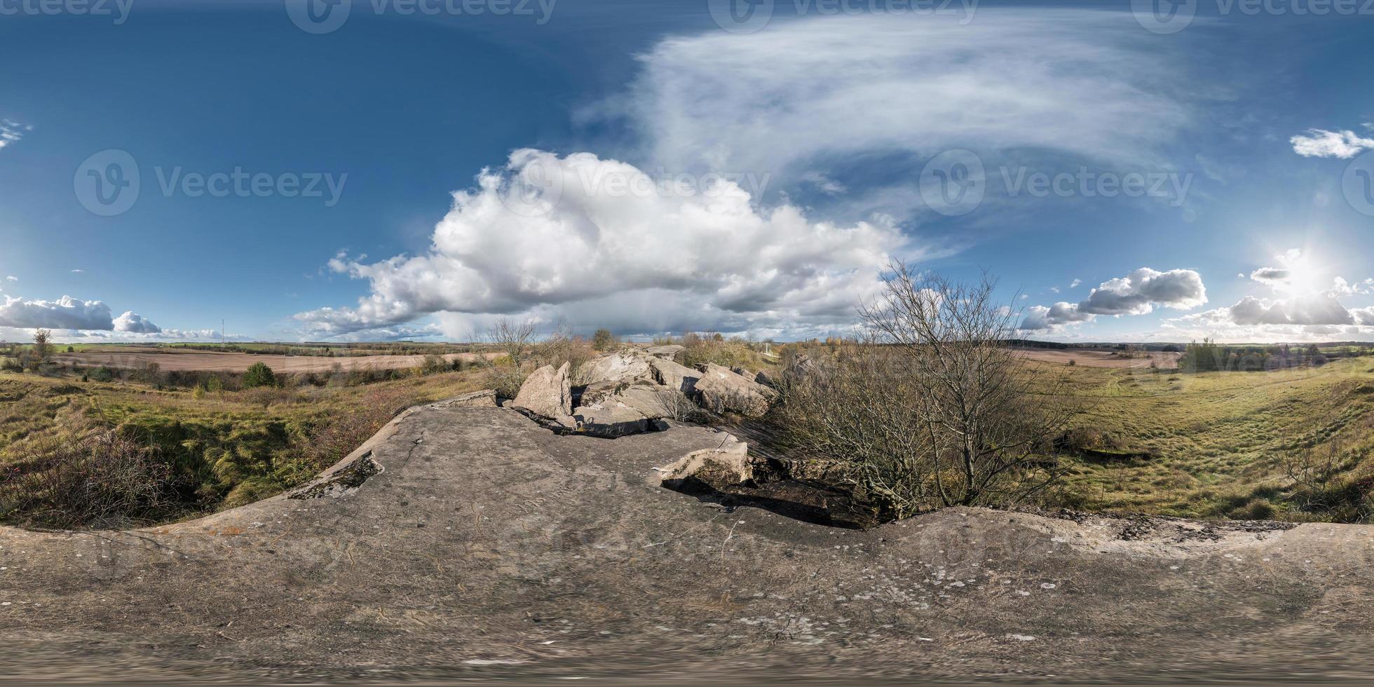 panorama sphérique équirectangulaire complet à 360 degrés en arrière-plan. approche de la tempête sur la forteresse militaire en ruine de la première guerre mondiale. photo