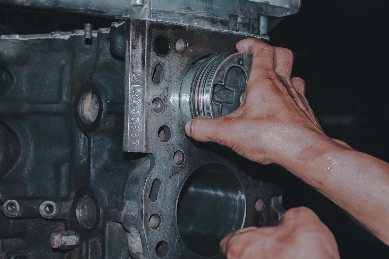 le mécanicien vérifie le moteur. photo