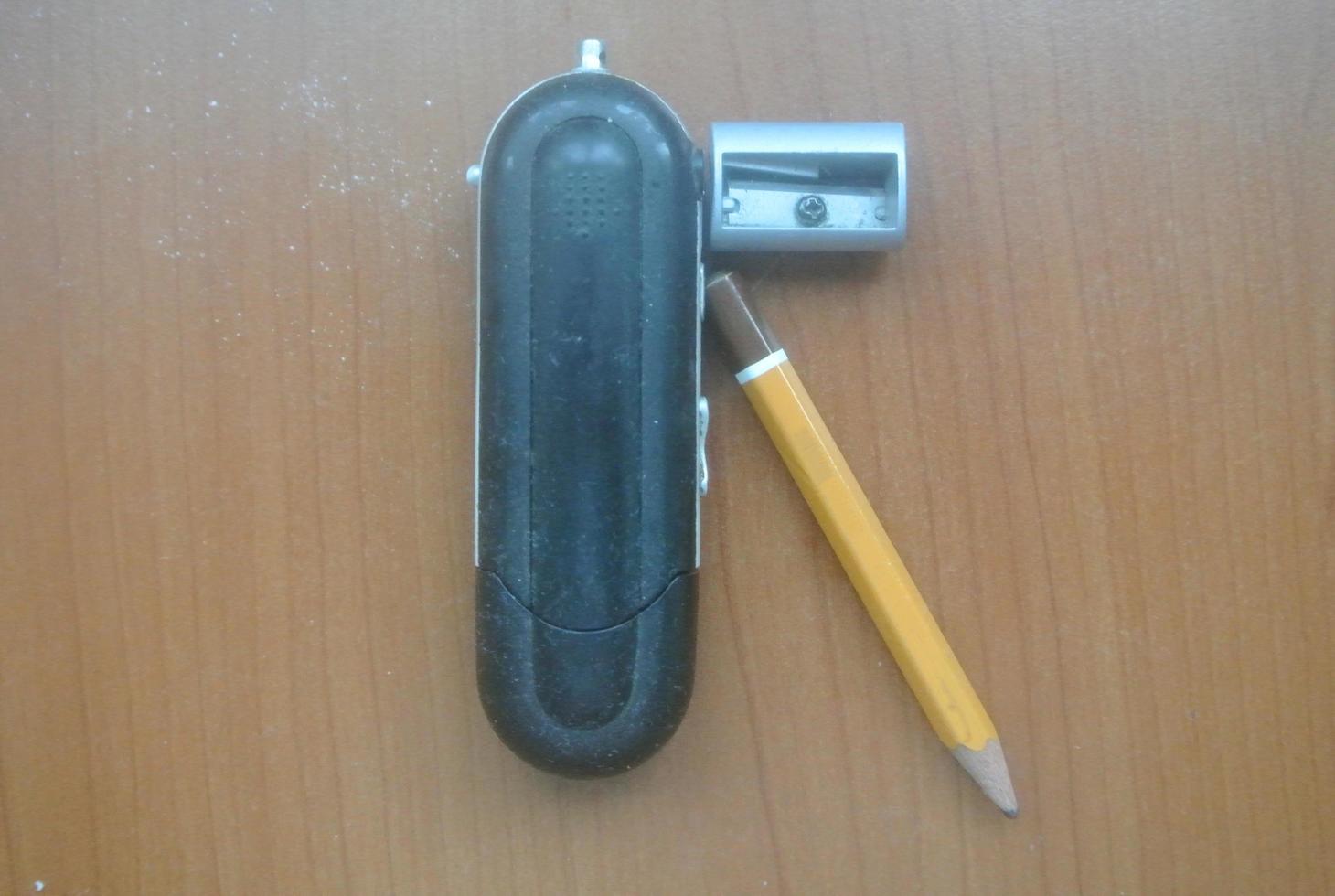 un crayon, une clé usb et un rasoir photo