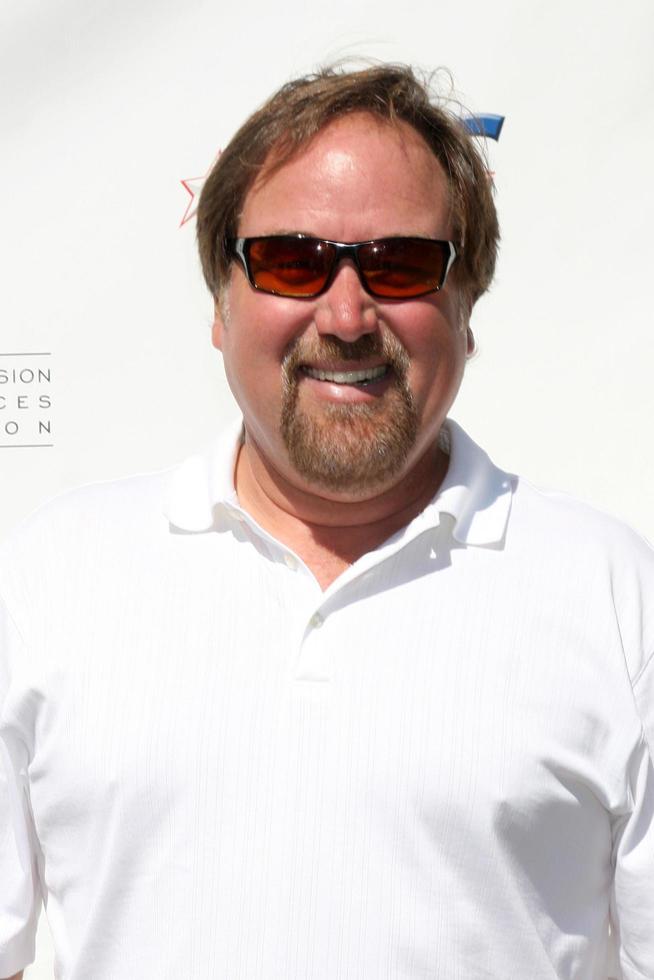 los angeles sep 20 - richard karn arrive au tournoi de golf atas 2010 au club de golf privé le 20 septembre 2010 à toluca lake, ca photo