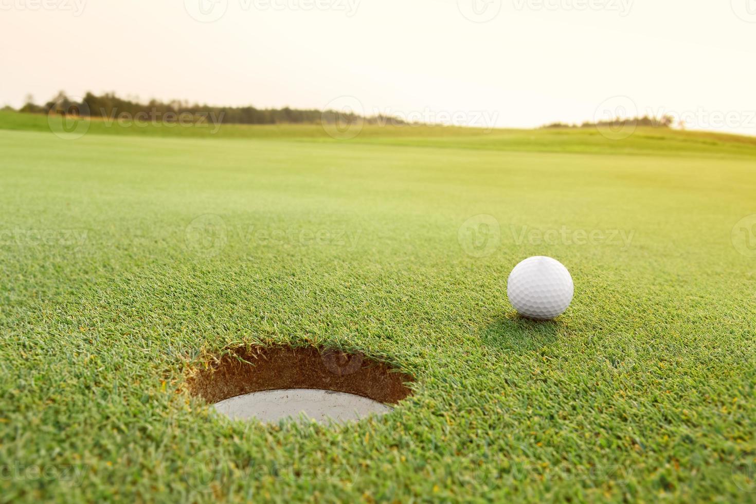balle de golf sur le parcours vert photo